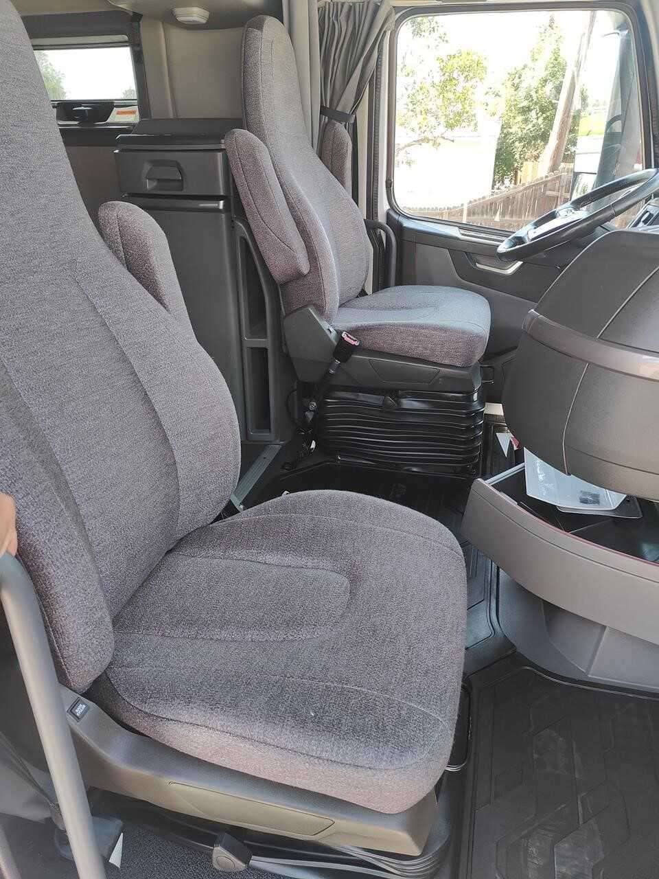 2022 Volvo VNL image 7