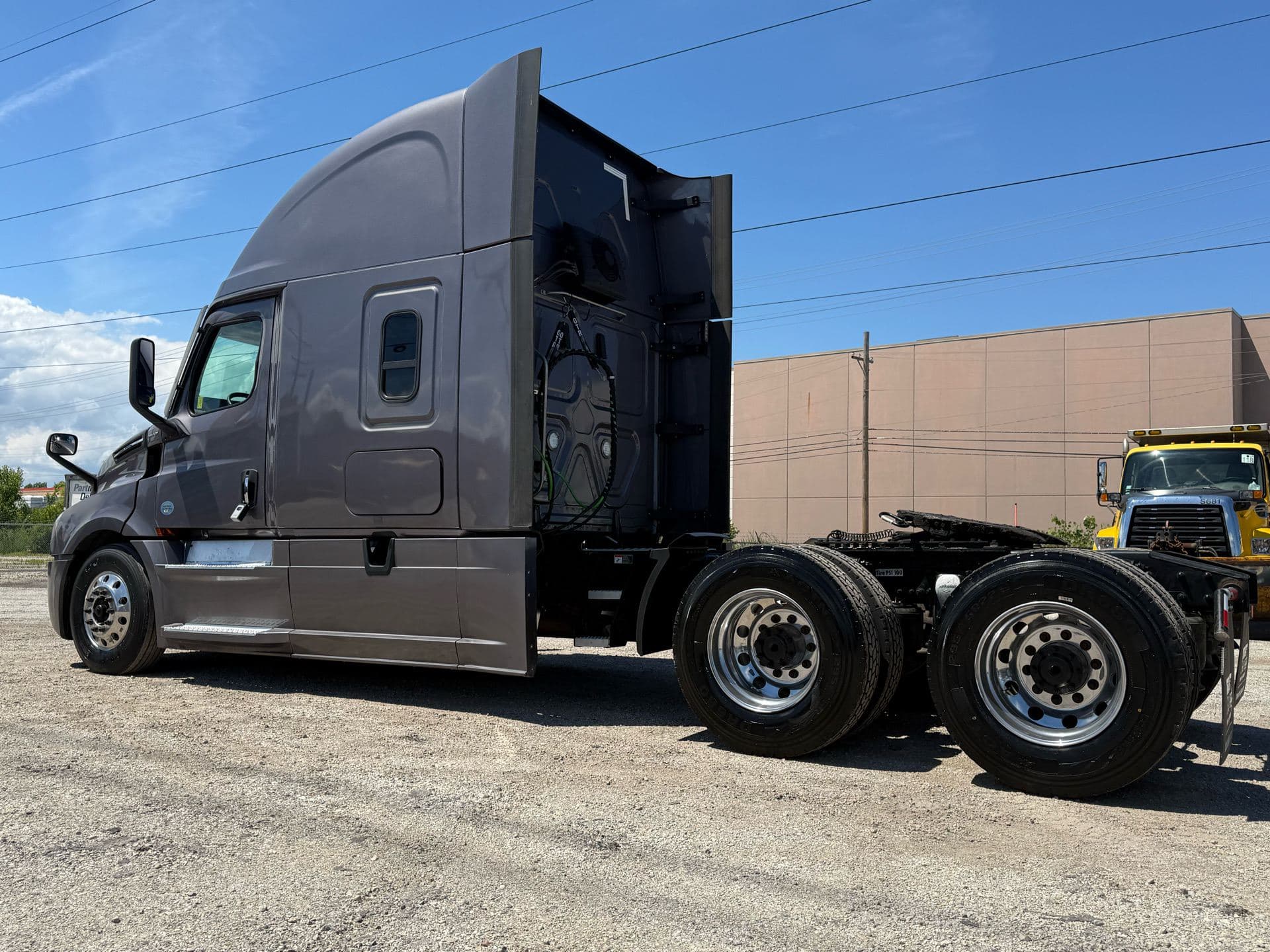 2023 Freightliner - 438k - 14k Hours! image 7