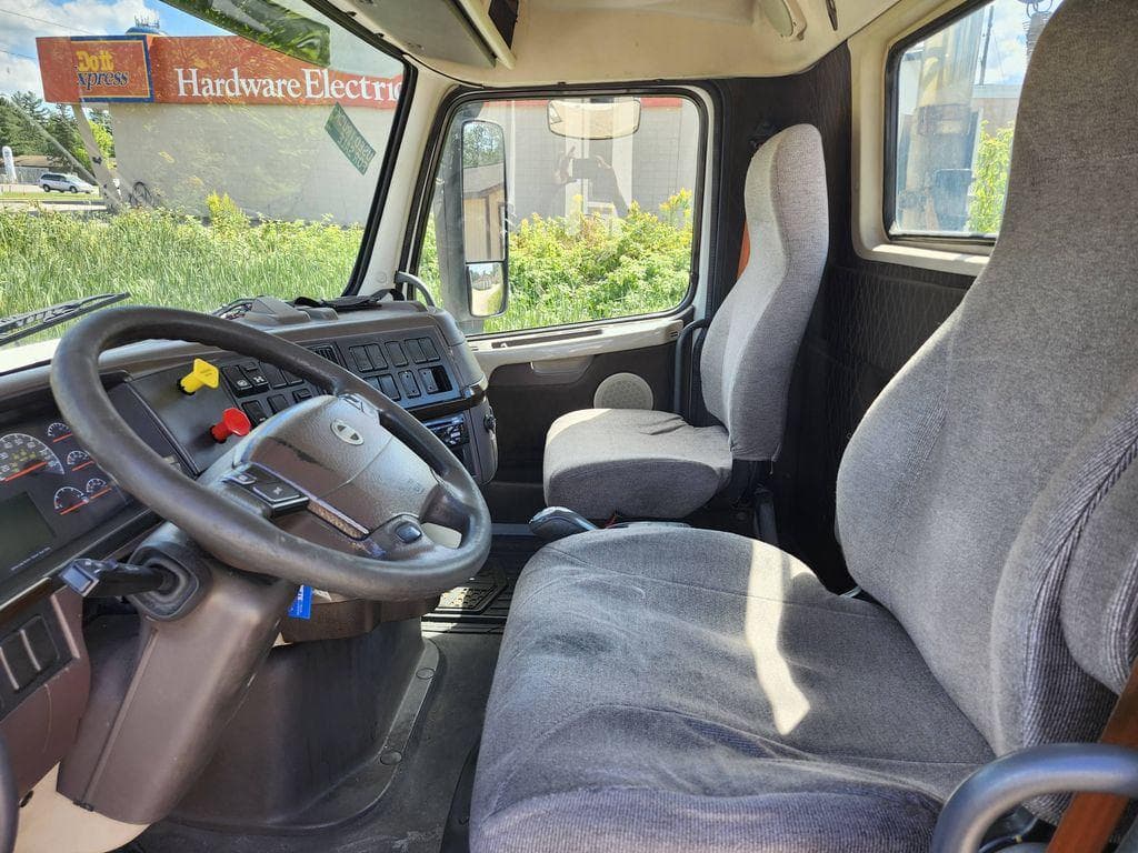 2016 Volvo VNL image 11