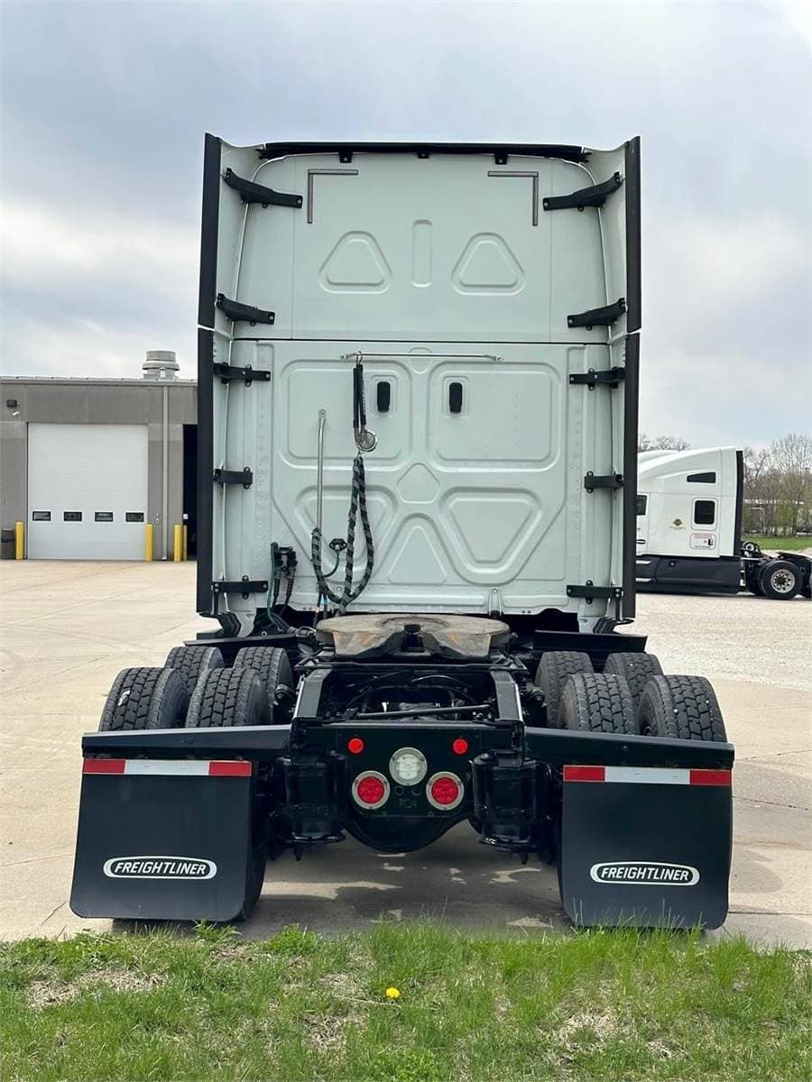 2024 Freightliner Cascadia 126 image 3