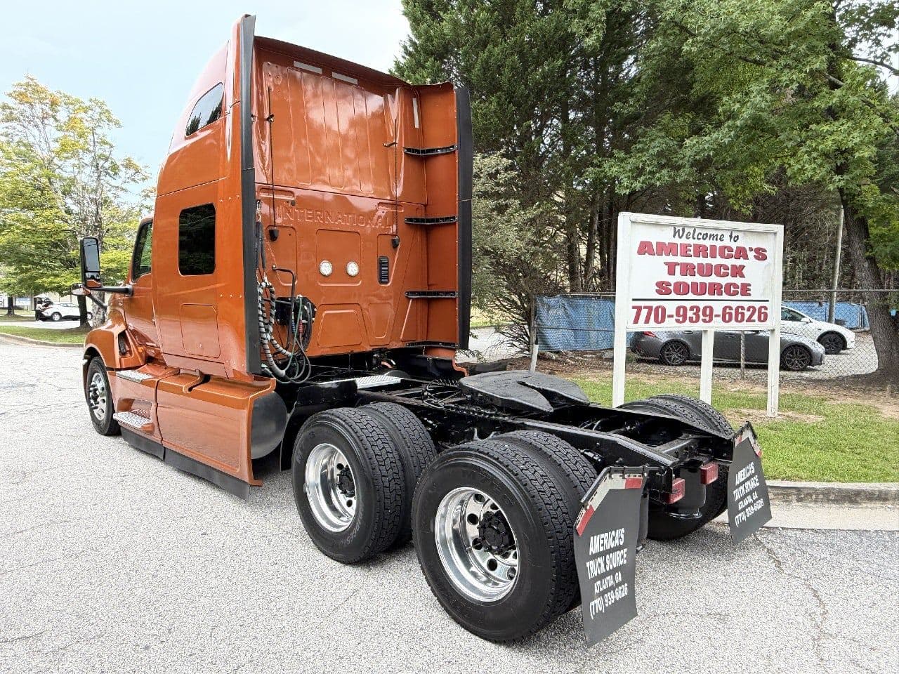 2022 International LT625 image 5