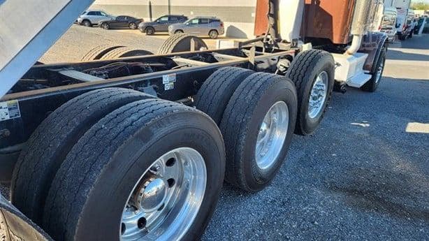 2021 Peterbilt 389 image 3
