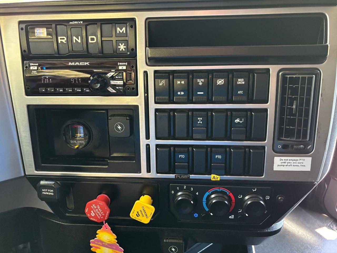 2019 Mack Anthem image 17