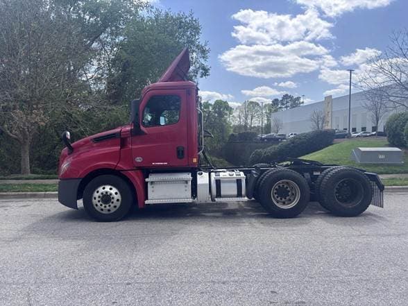2020 Freightliner Cascadia 126 image 2