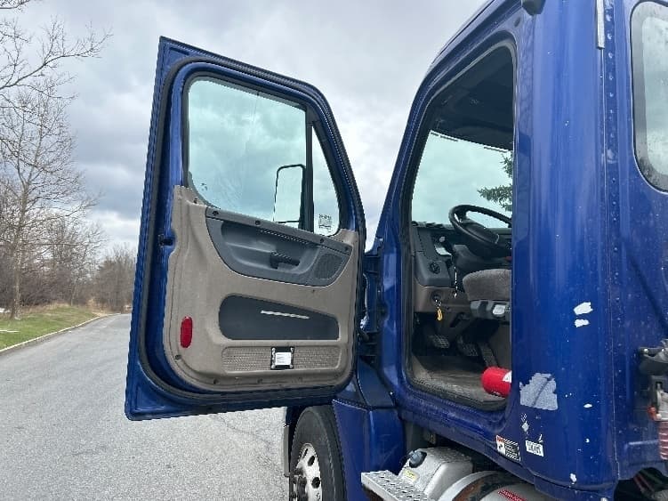 Used 2018 FREIGHTLINER Conventional - Day Cab, Tractor - CASCADIA 125 image 12