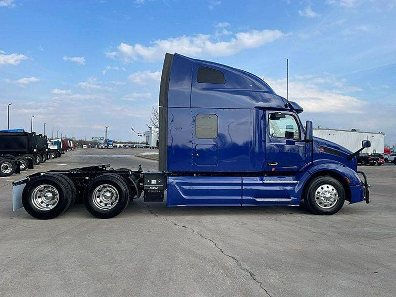 2023 Peterbilt 579 image 3