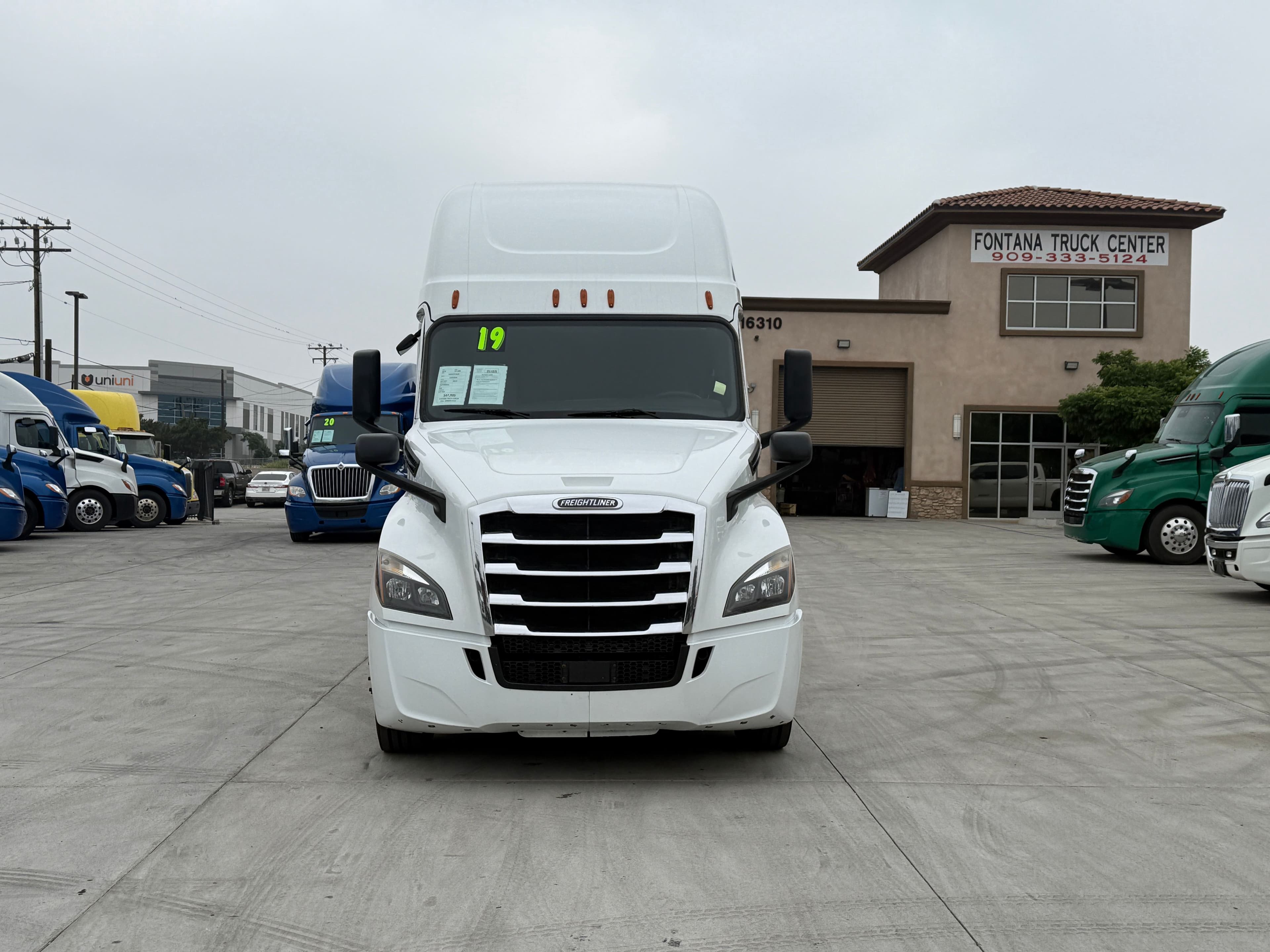 2019 Freightliner Cascadia 126 image 2