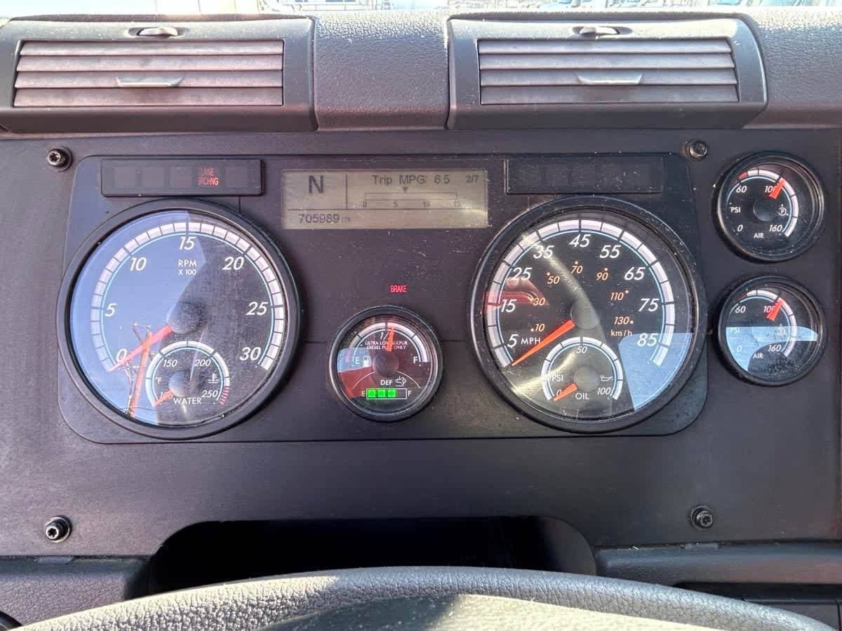 2016 Freightliner Cascadia 125 Day Cab Truck - 475HP, 12 Speed Automatic image 8