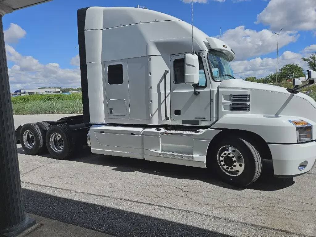 Used 2022 MACK Conventional - Sleeper Truck image 4