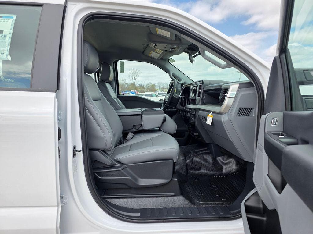2026 Ford F-450SD XL DRW CAB CHASSIS image 36