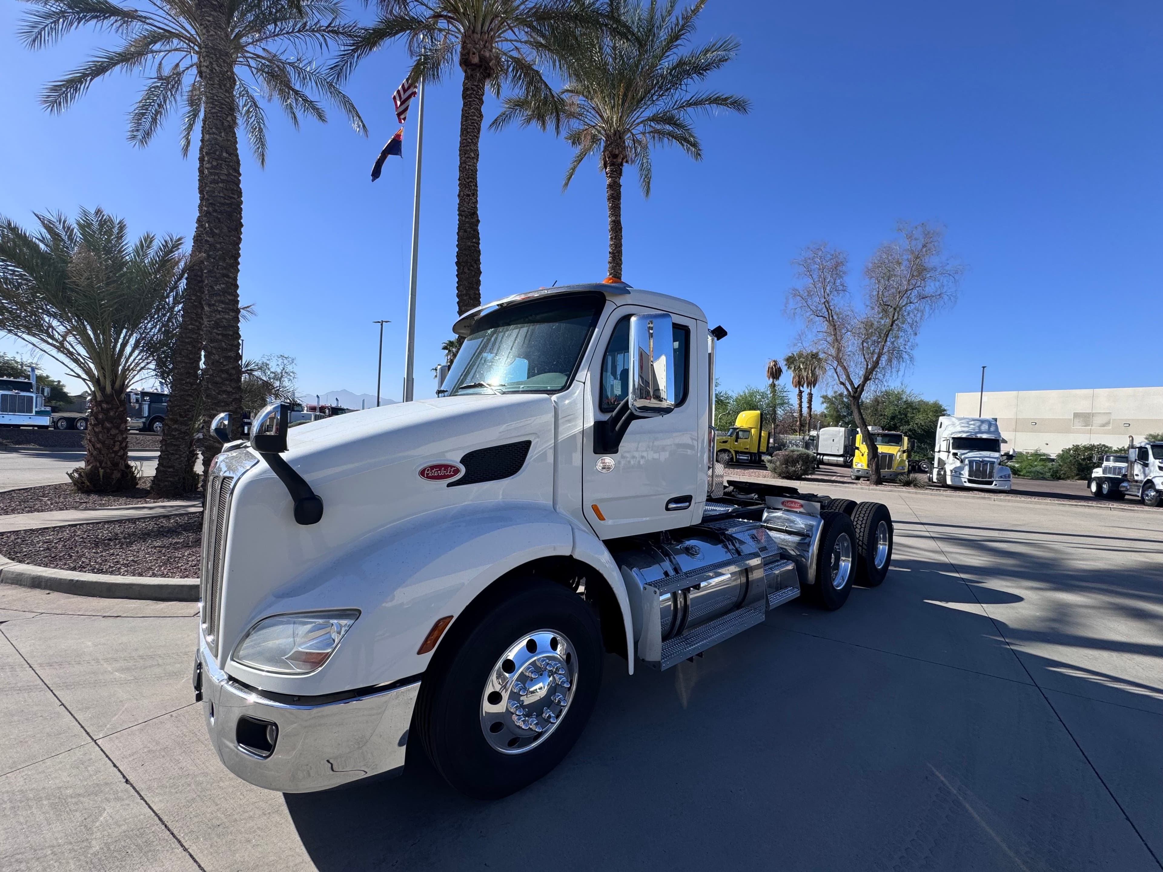 2020 Peterbilt 579 image 1