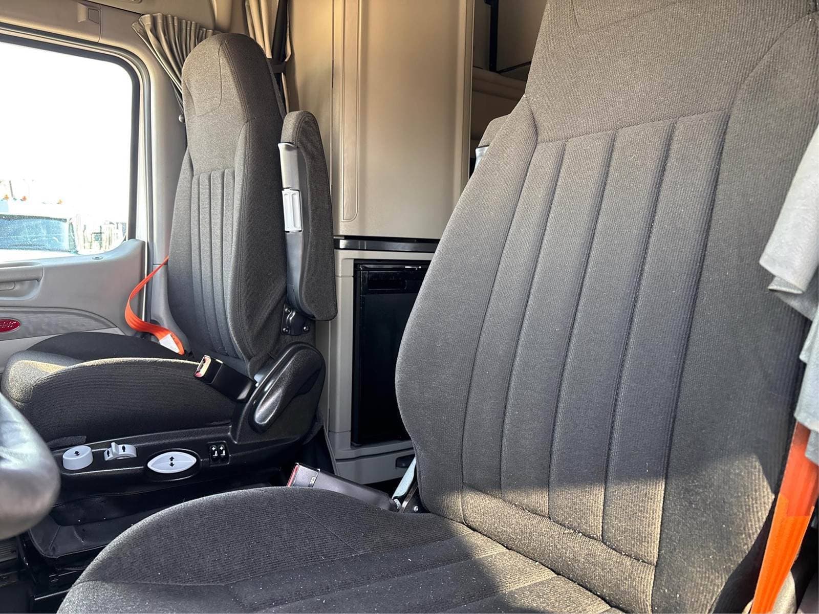 2021 Peterbilt 579 image 11