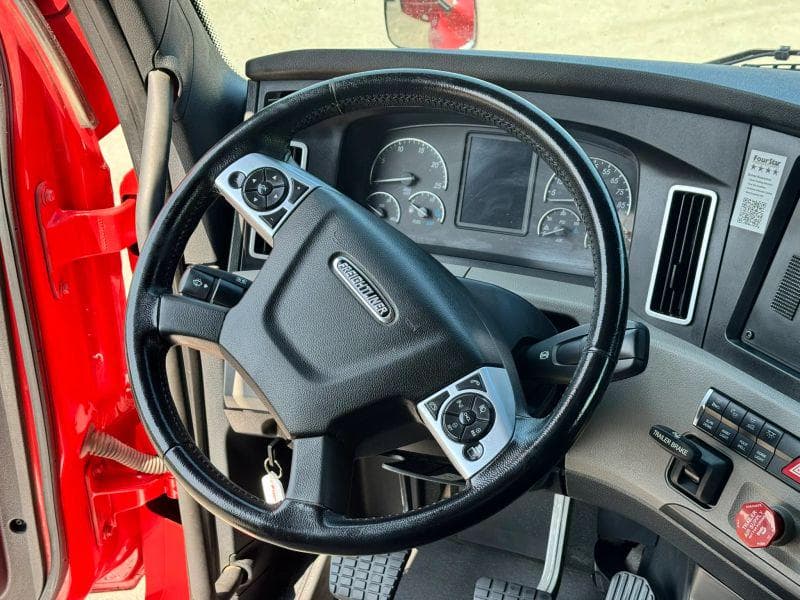 2023 Freightliner Cascadia image 12