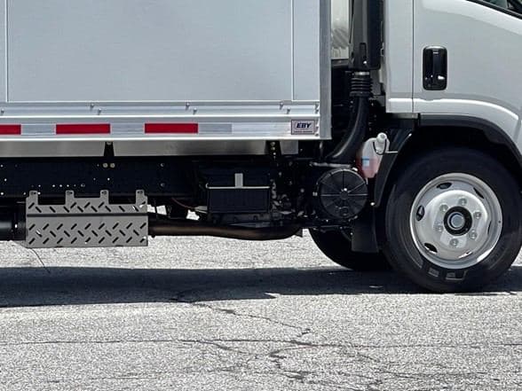 2025 Isuzu NRR image 25