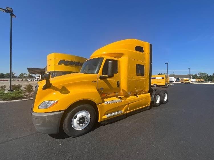 2022 International LT625 image 3