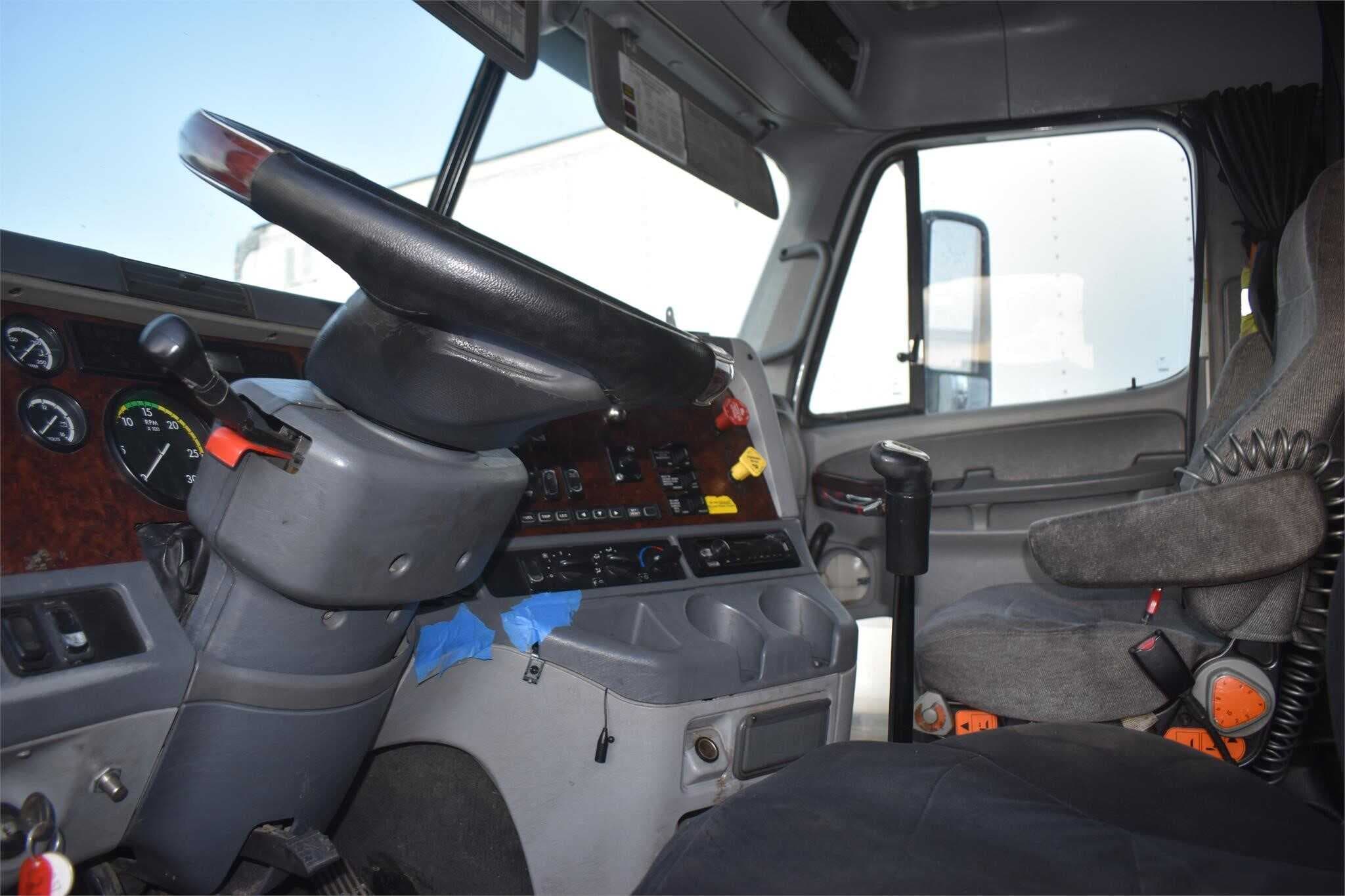 2010 Freightliner CST120 image 2