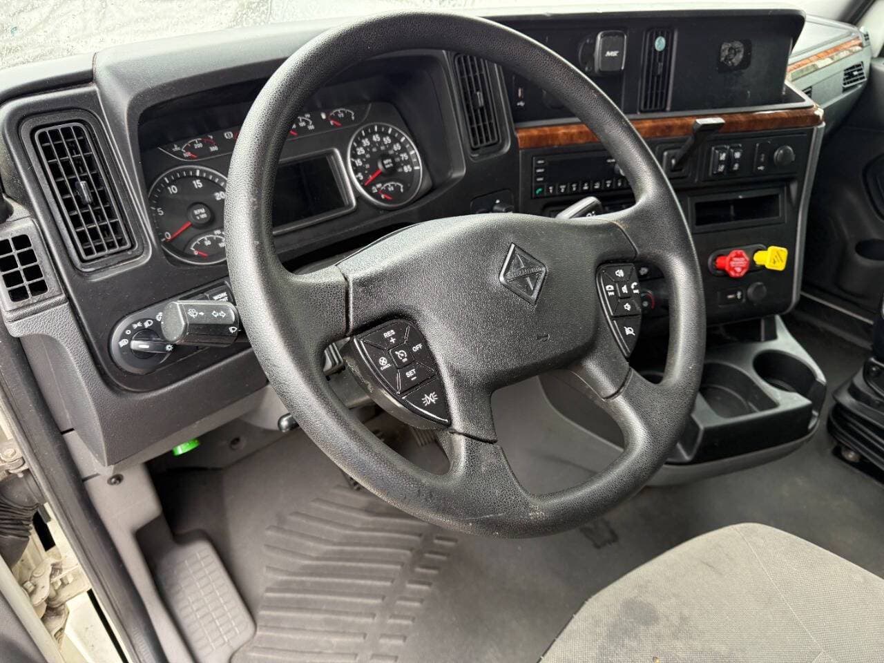 2022 International LT625 image 15