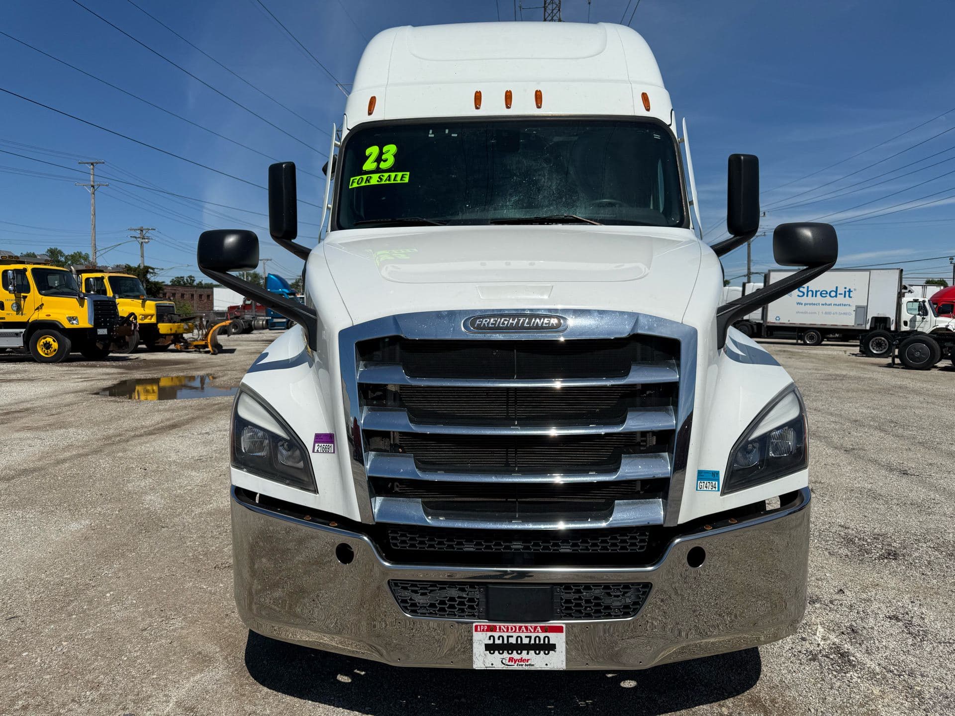 2023 Freightliner - Cummins Engine - 438k - 15k Hours! image 2