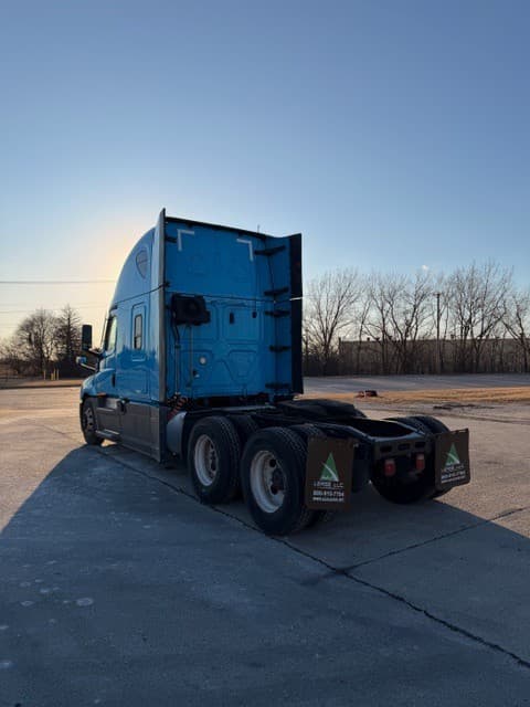 2024 Freightliner Cascadia image 3