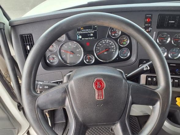 2020 Kenworth T880 image 18