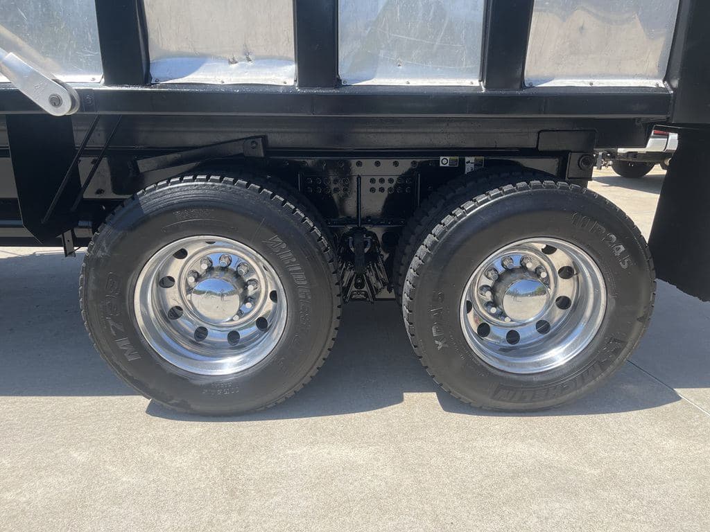 Used 2024 PETERBILT 389 image 3