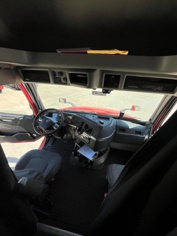 2023 Volvo VNL64T760 image 10