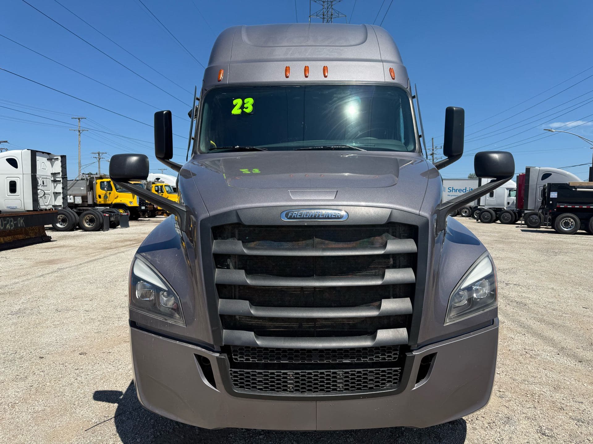 2023 Freightliner - 438k - 14k Hours! image 15