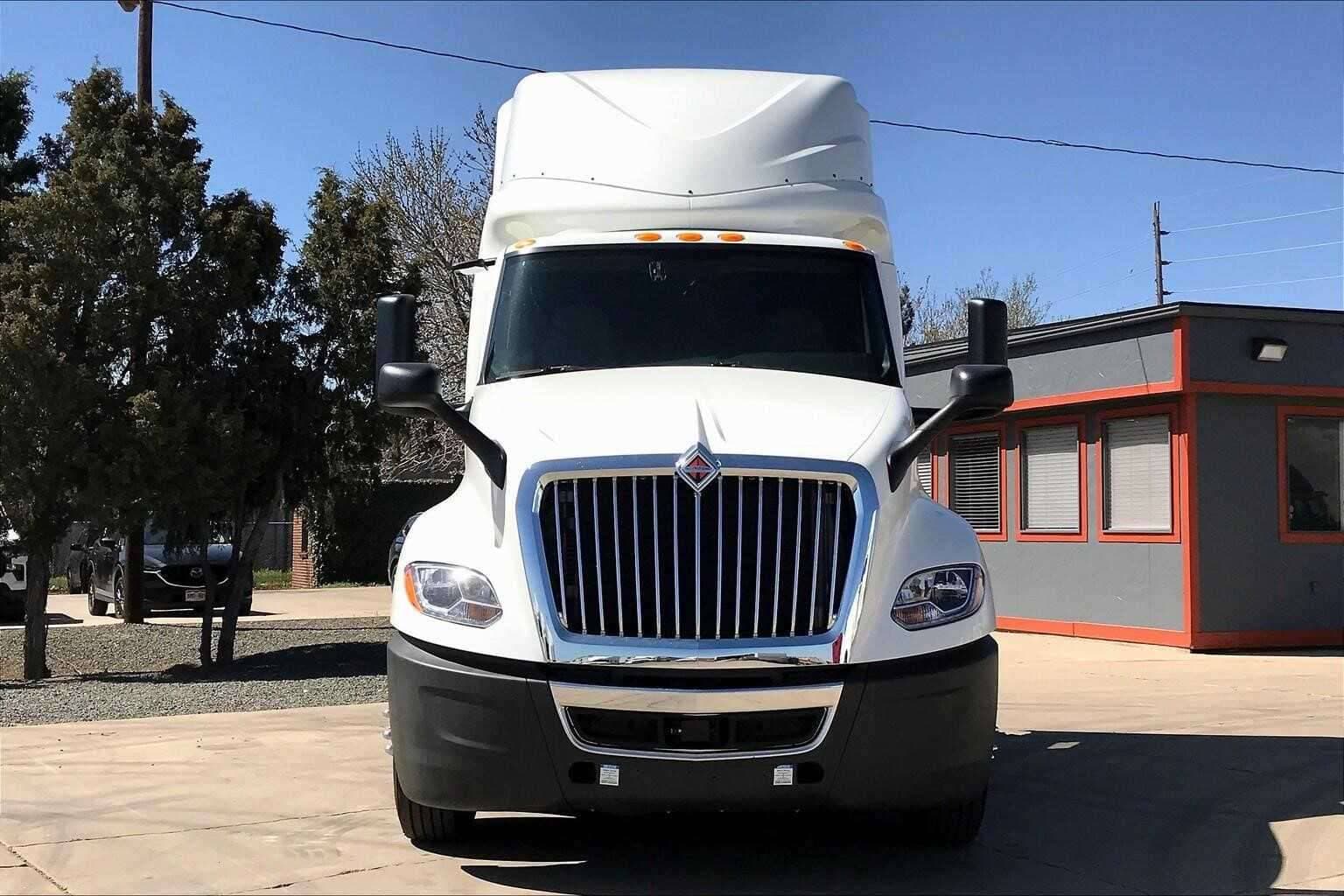 2022 International LT625 image 3