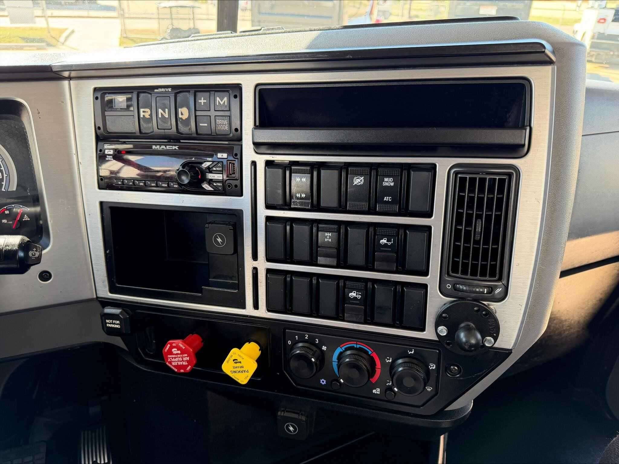 Used 2020 MACK ANTHEM Conventional - Day Cab in Oklahoma City, OK image 16