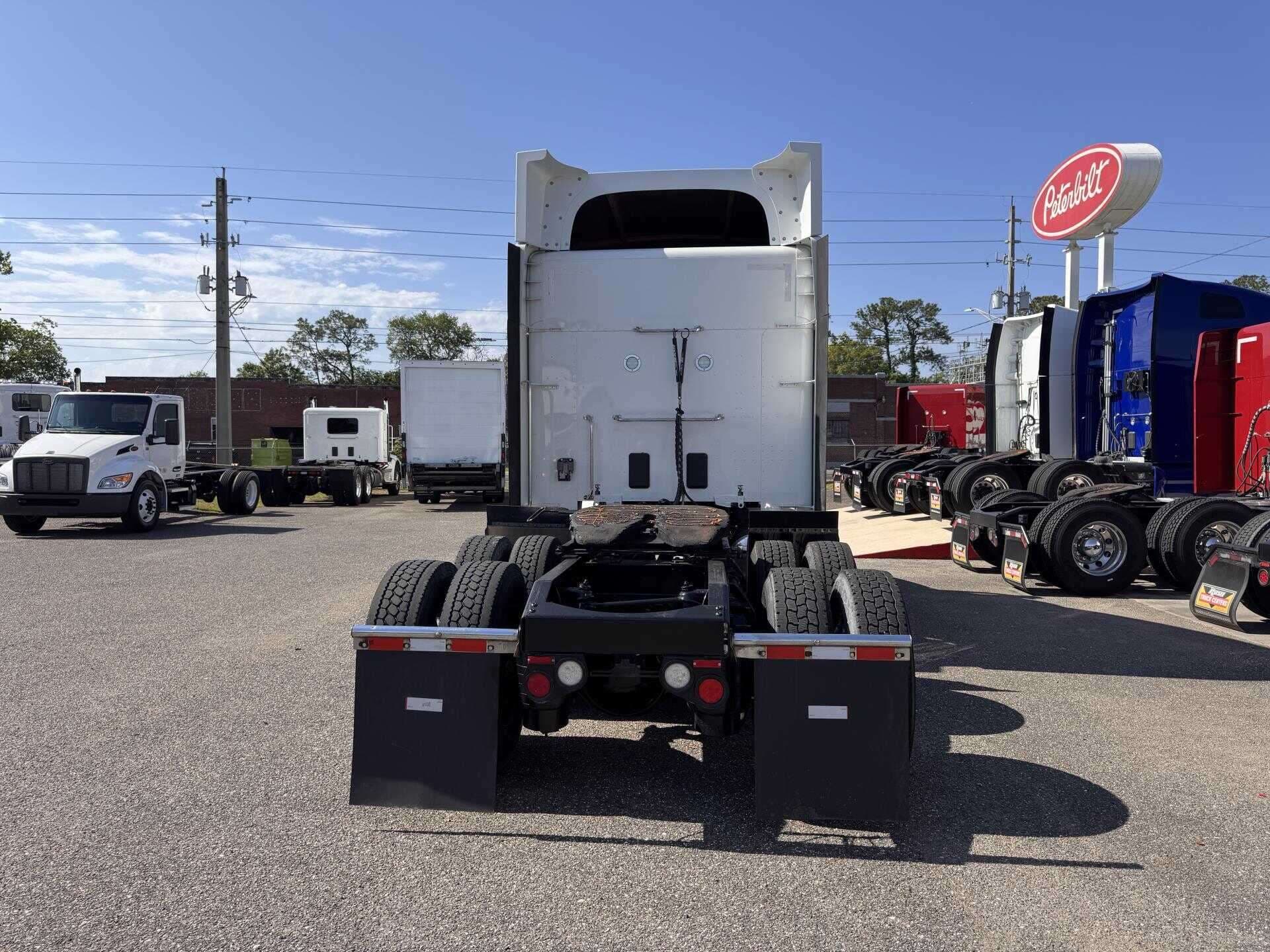 2022 Peterbilt 567 image 2