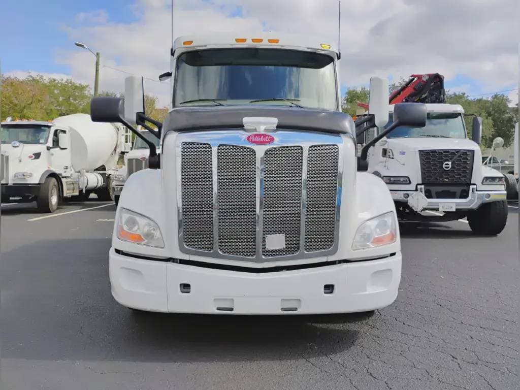 2022 Peterbilt 579 image 2