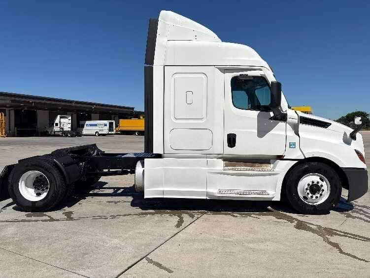 Used 2020 FREIGHTLINER CASCADIA 126 Conventional - Sleeper Truck in FORT WORTH, TX image 7