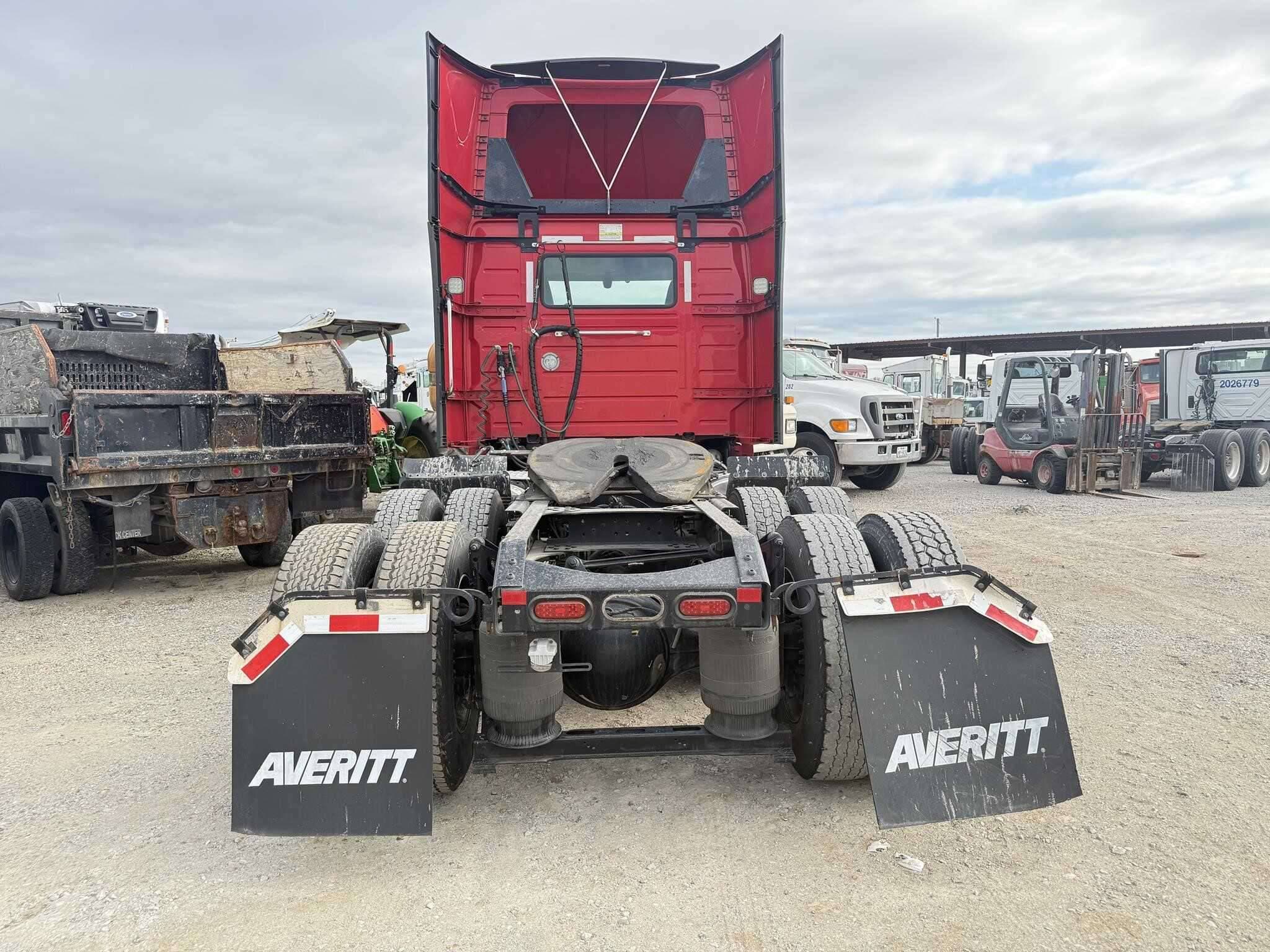 2022 Volvo VNR image 4