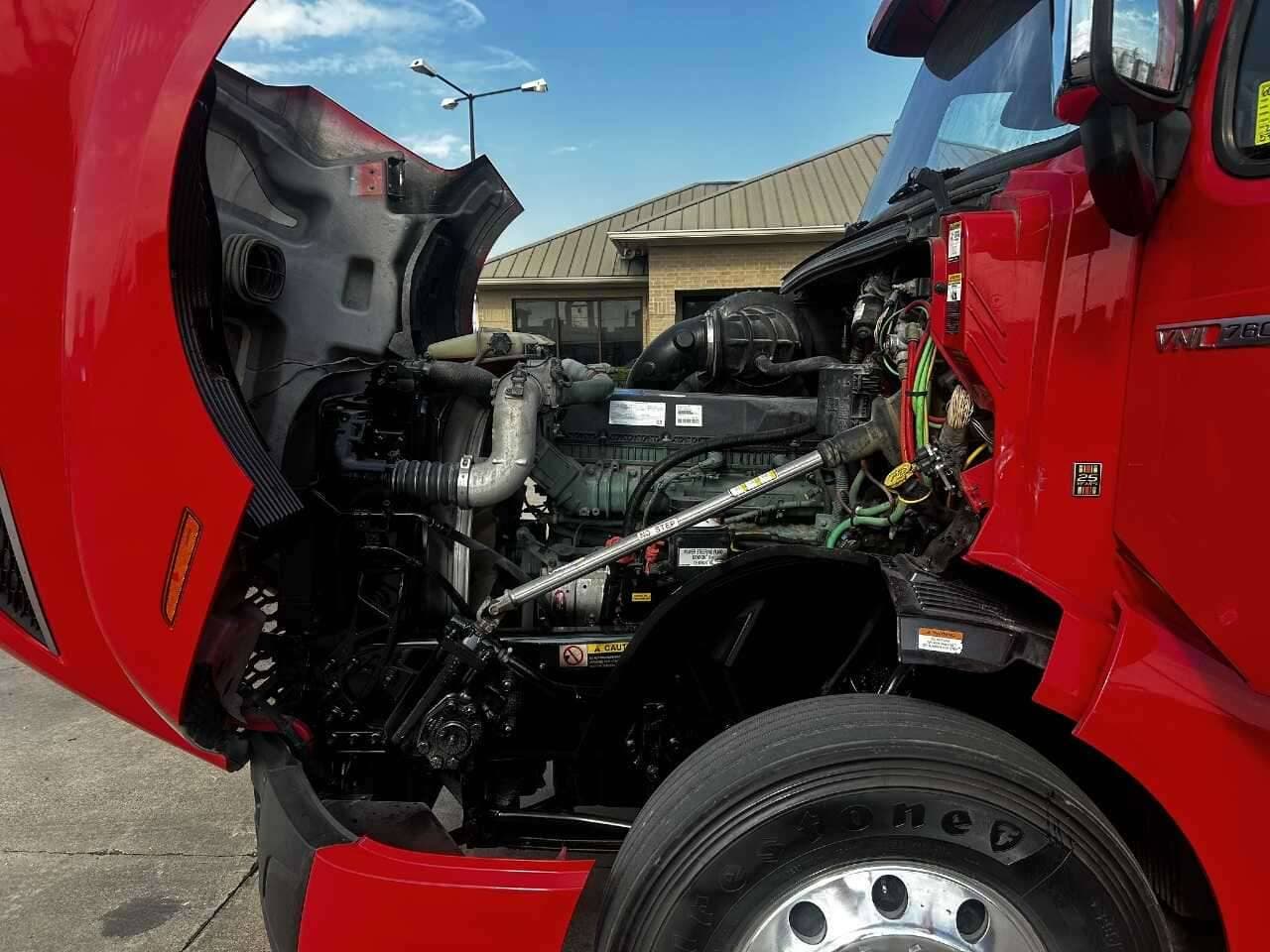 2022 Volvo VNL image 7