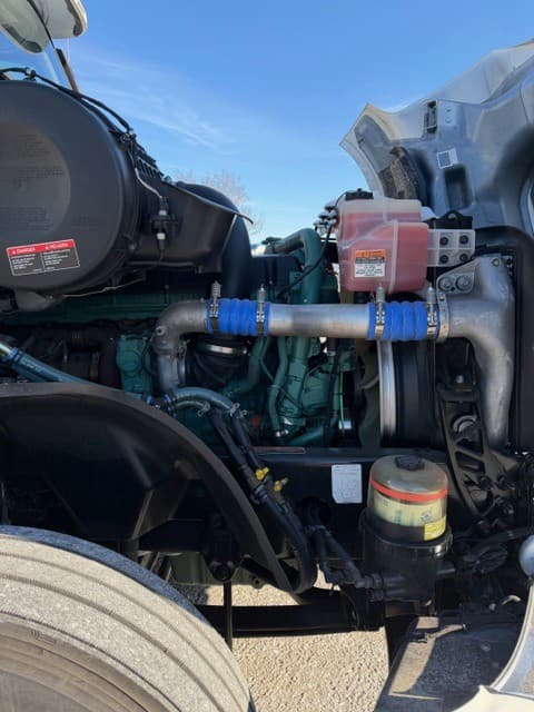 2024 Volvo VNL image 9