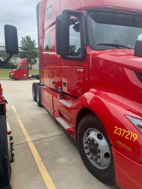 2023 Volvo VNL64T760 image 2