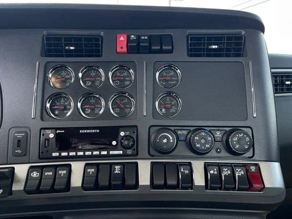 2025 Kenworth T880 image 15