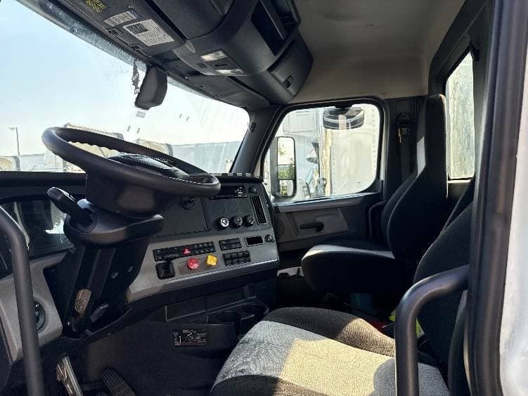 2019 Freightliner Cascadia 126 Day Cab Truck - 435HP, 12 Speed Automatic image 10