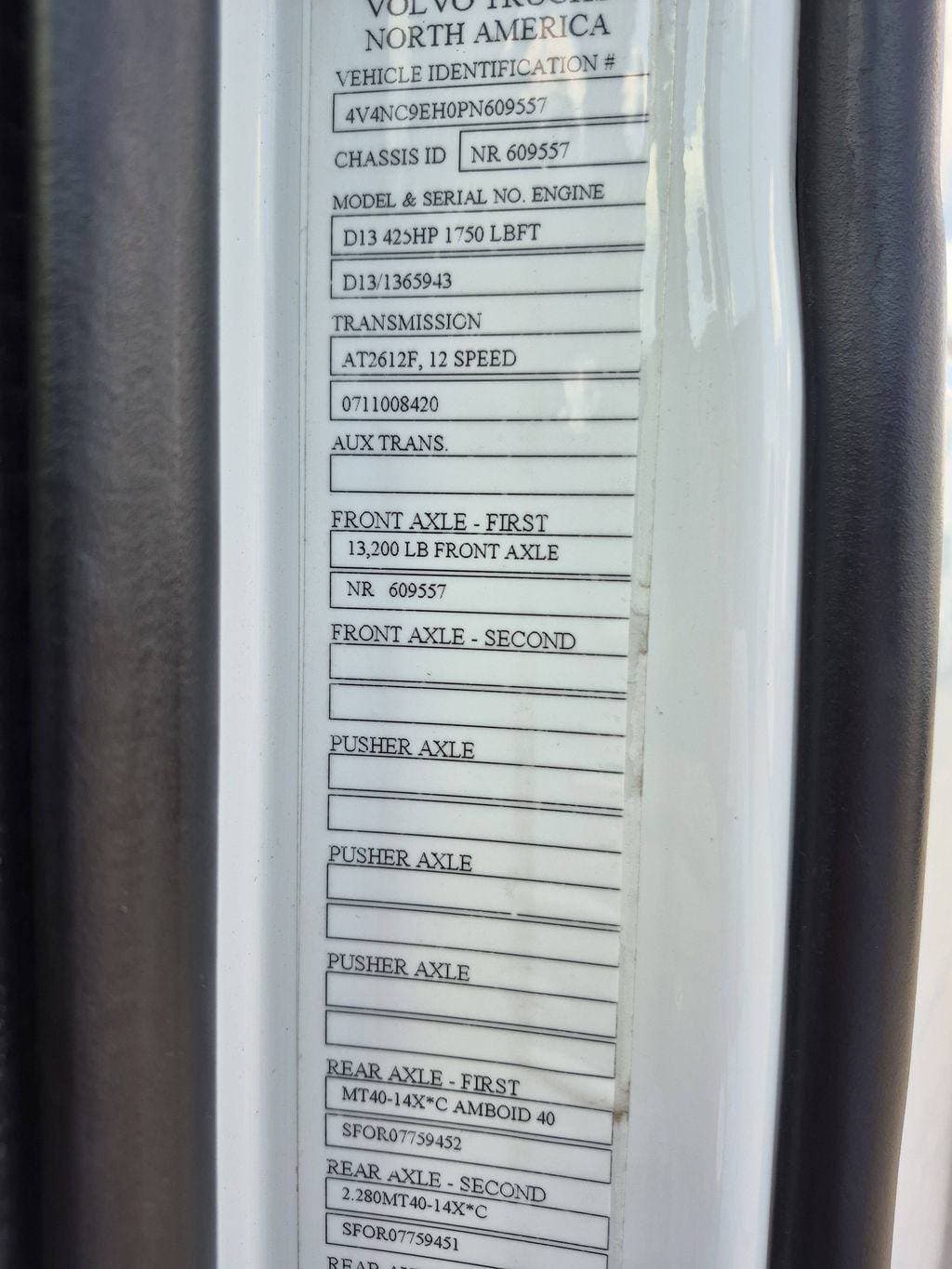 2023 Volvo VNL64T860 image 17