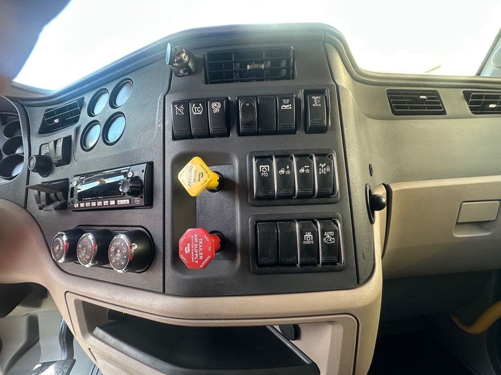 Used 2021 PETERBILT 579 image 17
