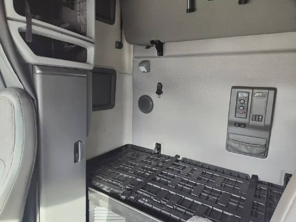 2022 Volvo VNL image 6