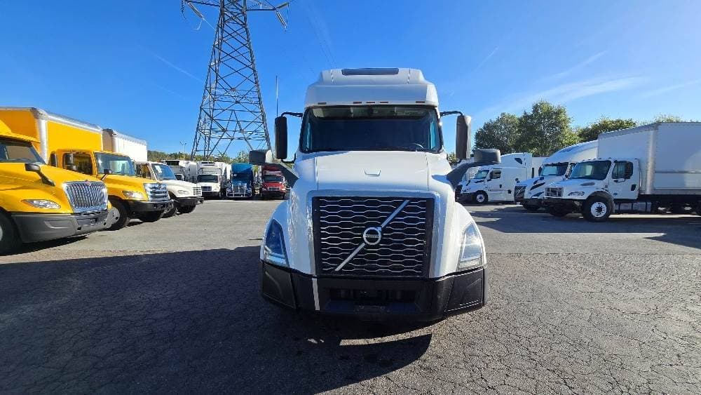 2022 Volvo VNL image 2