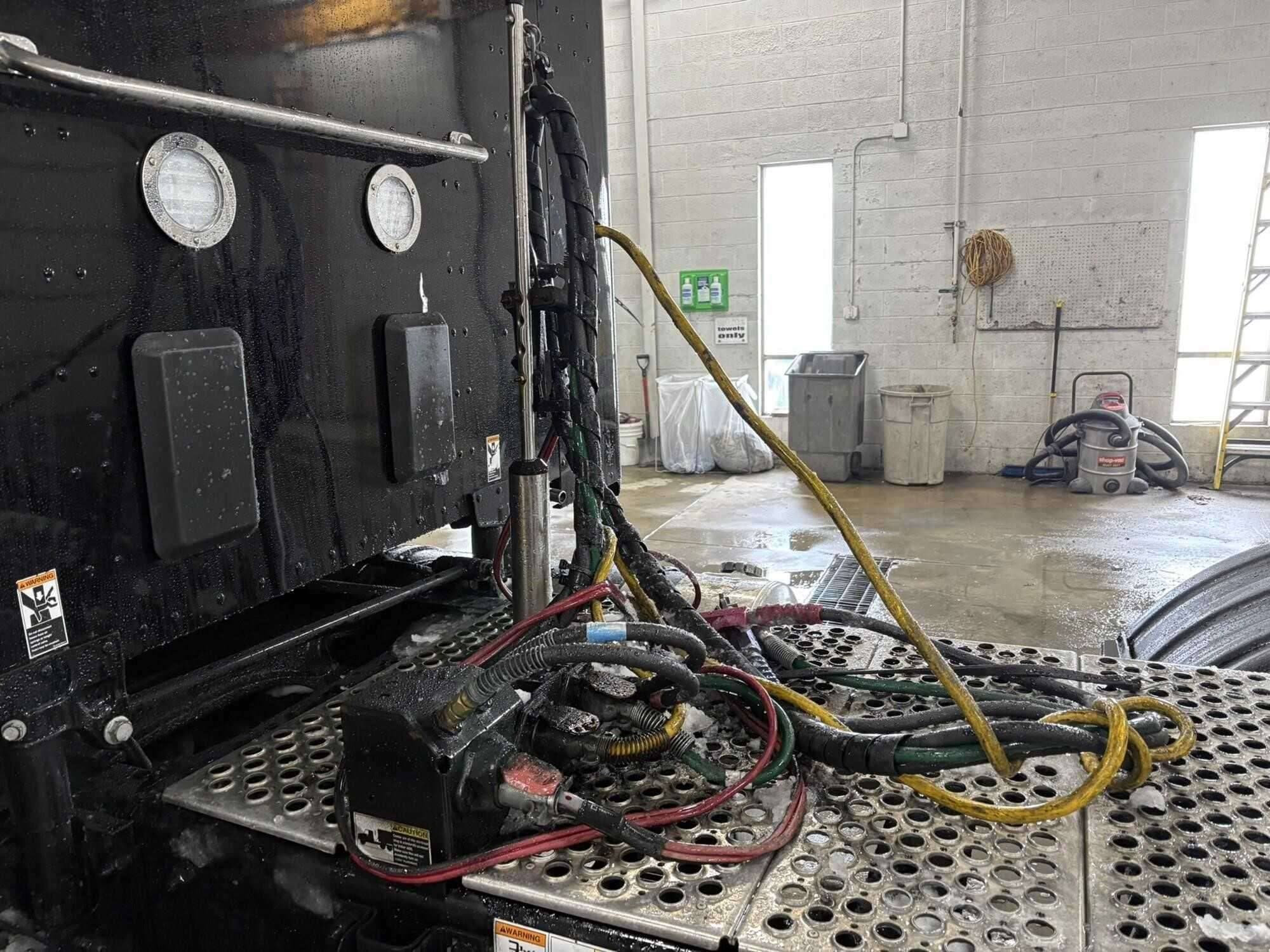 2023 Kenworth T880 image 15