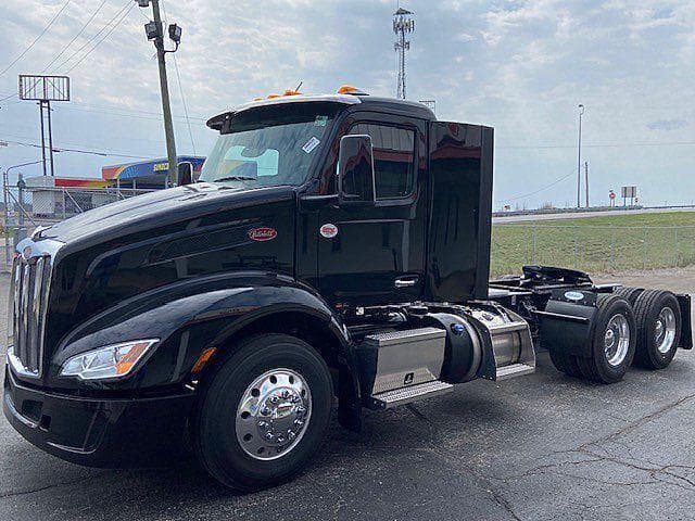 2027 Peterbilt 579 image 1