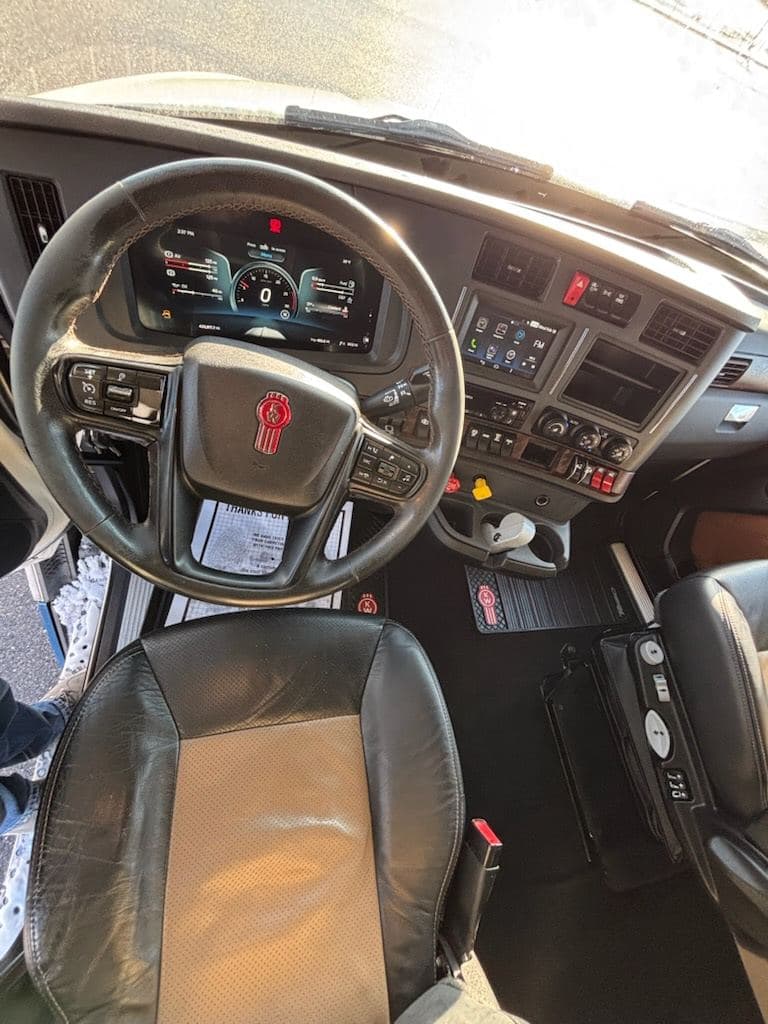 2023 Kenworth T680 image 13