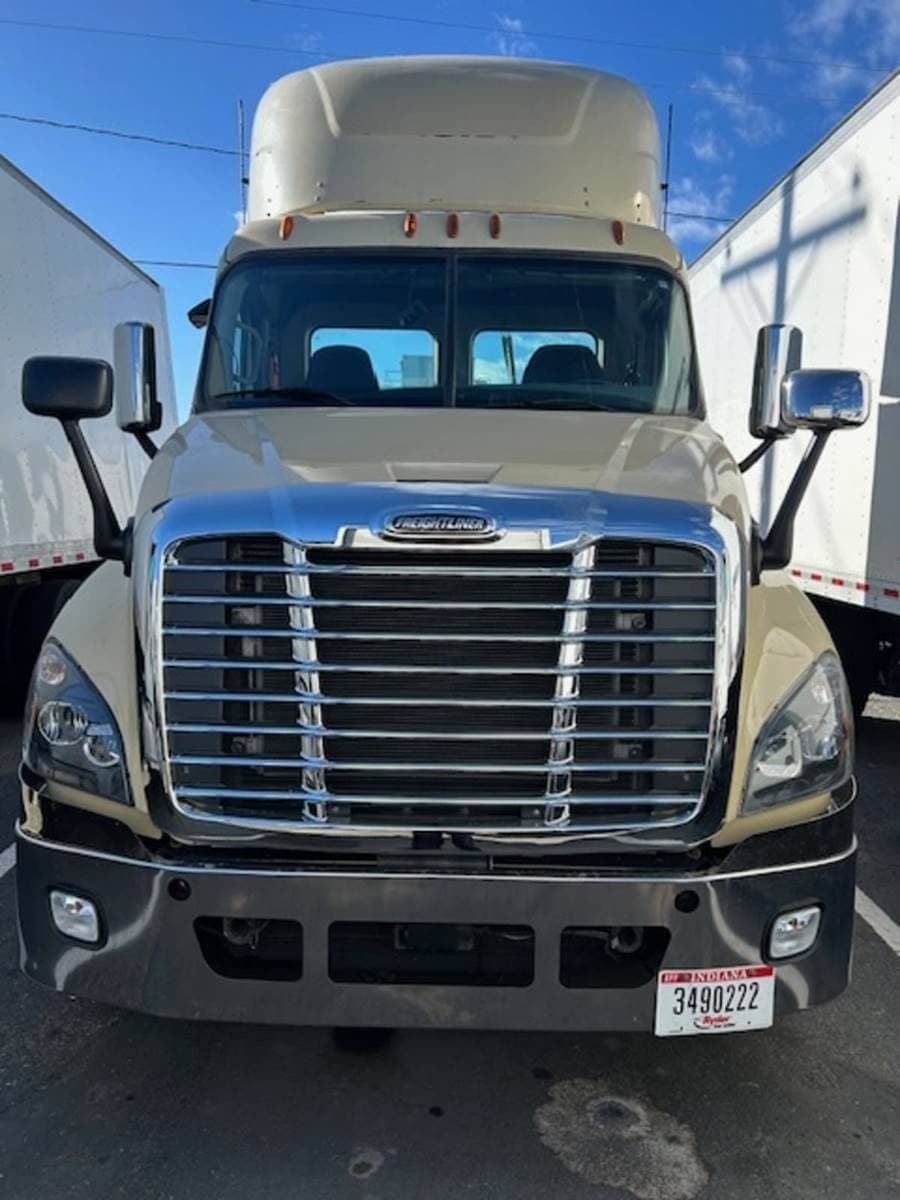 2016 Freightliner Cascadia 125 Day Cab Truck - 475HP, 12 Speed Automatic image 3