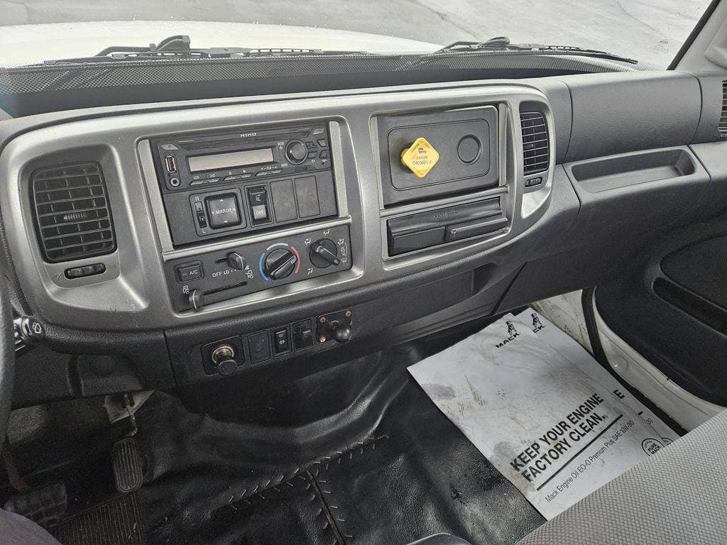 2019 Hino 338 image 9