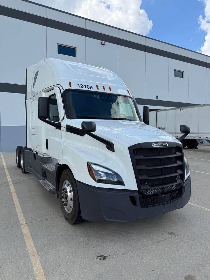 2022 Freightliner Cascadia 126 image 2
