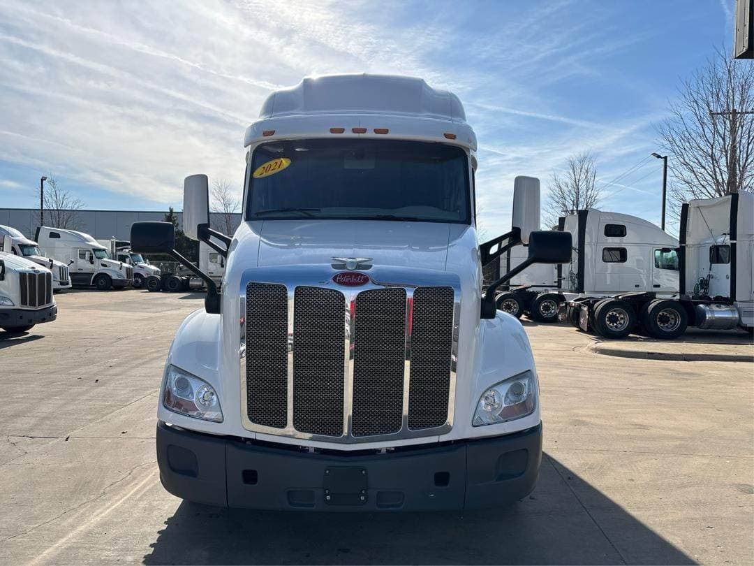 2021 Peterbilt 579 image 2