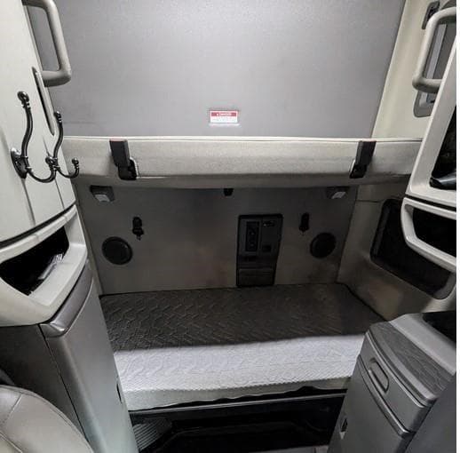 2023 Volvo VNL64T760 image 6